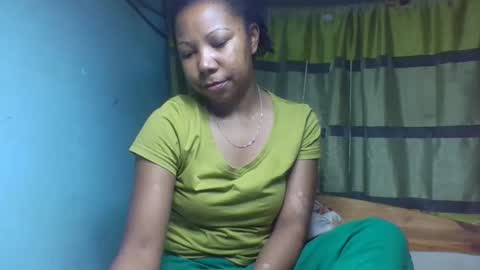 Snapshot of viviane0812 chatting on 11.25.25 viviane0812 online show from 11.25.25