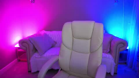 Snapshot of vivianned chatting on 11.02.25 Vivien online show from 11.02.25