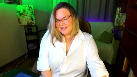 Snapshot of vivien__wet chatting on 03.14.26 Vivien online show from 03.14.26