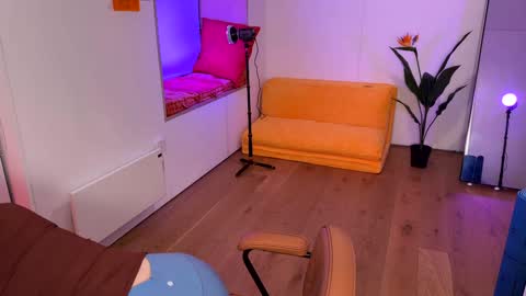 Polly  Online mostly at 9pm-2am UK Time online show from 02.08.25