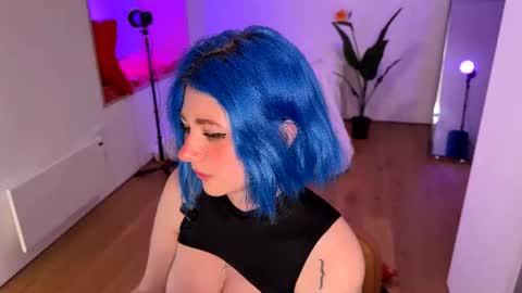 Polly  Online mostly at 9pm-2am UK Time online show from 02.16.25