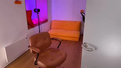 Polly  Online mostly at 9pm-2am UK Time online show from 02.20.25