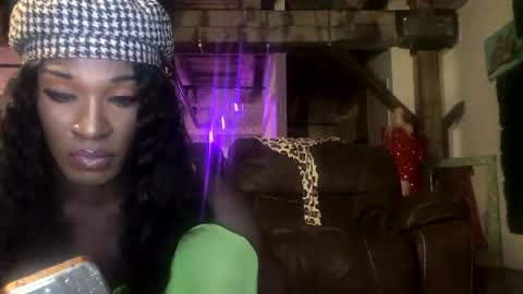 Snapshot of vixenthedoll chatting on 12.11.24 10 inch online show from 12.11.24