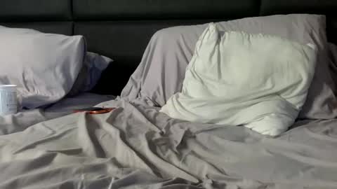 Enjoy guys of all ages if you are not on cam please dont ask for requests if i dont respond dont think im ignoring you i online show from 12.15.25