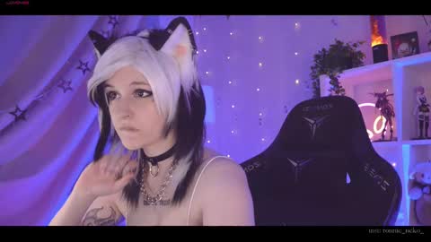 Snapshot of vronnier chatting on 02.27.25 vronnier online show from 02.27.25