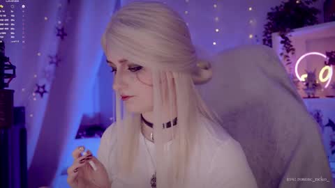 Snapshot of vronnier chatting on 09.13.25 vronnier online show from 09.13.25