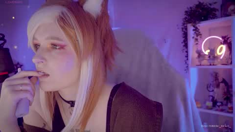 Snapshot of vronnier chatting on 10.04.25 vronnier online show from 10.04.25