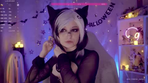 Snapshot of vronnier chatting on 10.31.25 vronnier online show from 10.31.25