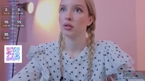 Snapshot of w_olivia_w chatting on 11.14.25 Olivia online show from 11.14.25