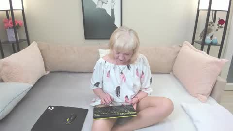 Snapshot of wanessaraso chatting on 10.21.25 wanessaraso online show from 10.21.25