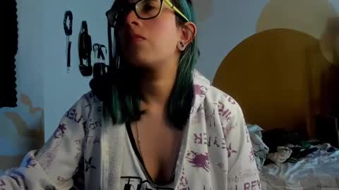 Snapshot of waningrosee chatting on 01.04.25 Waningrose Lu online show from 01.04.25