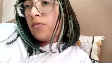 Snapshot of waningrosee chatting on 10.07.25 Waningrose Lu online show from 10.07.25