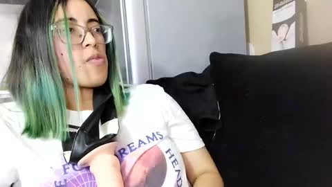 Snapshot of waningrosee chatting on 11.08.25 Waningrose Lu online show from 11.08.25