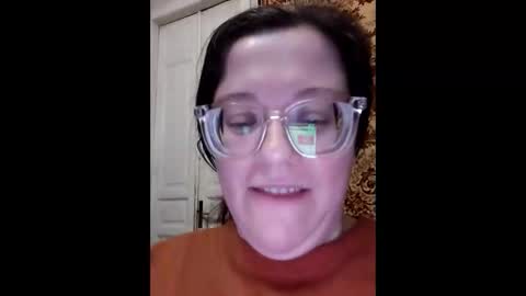 Snapshot of webgirl2 chatting on 10.29.25 Marina online show from 10.29.25