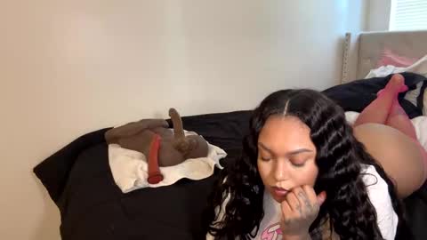 Snapshot of wetcreamerr chatting on 11.03.25 SheSquirts online show from 11.03.25