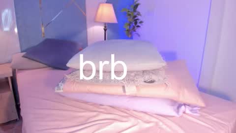 Snapshot of whiite_snow_ chatting on 12.16.25 Sara online show from 12.16.25