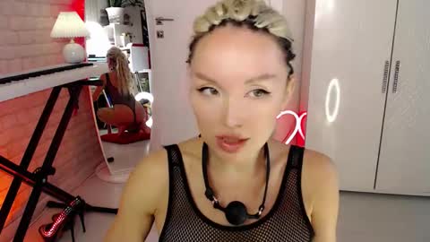 WhiteLaBunny online show from 11.06.25