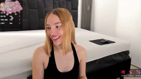 Snapshot of whitesun_01 chatting on 10.27.25 WhiteSun online show from 10.27.25