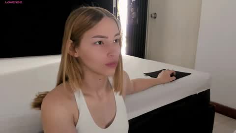 Snapshot of whitesun_01 chatting on 11.03.25 WhiteSun online show from 11.03.25