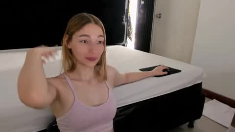 Snapshot of whitesun_01 chatting on 11.04.25 WhiteSun online show from 11.04.25