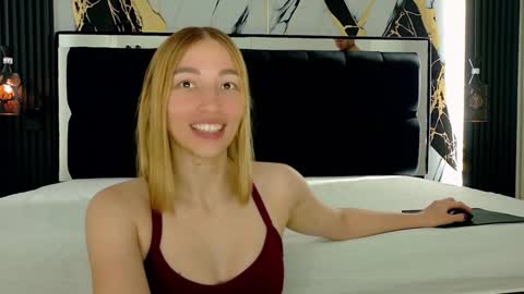 Snapshot of whitesun_01 chatting on 11.25.25 WhiteSun online show from 11.25.25