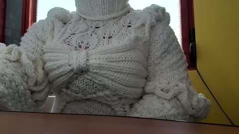 Snapshot of whitesweater chatting on 09.29.25 whitesweater online show from 09.29.25