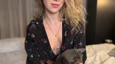 Snapshot of why_____not chatting on 02.13.25 Alice online show from 02.13.25