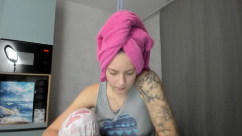 Snapshot of why_again_me chatting on 10.22.25 Veronica online show from 10.22.25