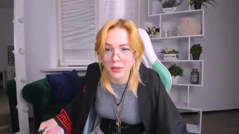 Snapshot of wild_berry_soul chatting on 10.21.25 wild_berry_soul online show from 10.21.25