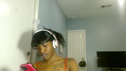 Snapshot of wishhwashy22 chatting on 02.16.25 Chanel online show from 02.16.25