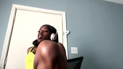 Snapshot of wishhwashy22 chatting on 03.12.25 Chanel online show from 03.12.25