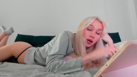 Snapshot of wladilia chatting on 09.16.25 wladilia online show from 09.16.25