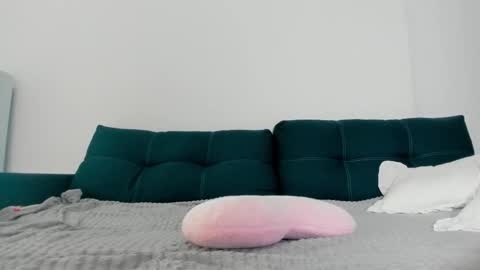 Snapshot of wladilia chatting on 10.18.25 wladilia online show from 10.18.25