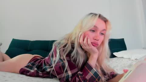 Snapshot of wladilia chatting on 11.14.25 wladilia online show from 11.14.25