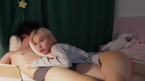 Snapshot of wladilia chatting on 05.28.26 wladilia online show from 05.28.26