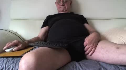 Snapshot of wobbel chatting on 01.30.25 wobbel online show from 01.30.25