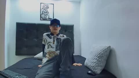 Snapshot of wolfan_sky chatting on 02.08.25 W O L F online show from 02.08.25