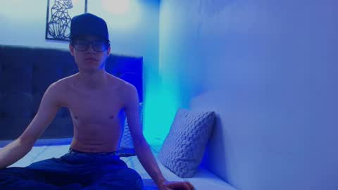 Snapshot of wolfan_sky chatting on 03.07.25 W O L F online show from 03.07.25