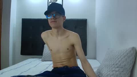 Snapshot of wolfan_sky chatting on 03.11.25 W O L F online show from 03.11.25