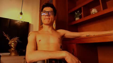 Snapshot of wolfan_sky chatting on 10.09.25 W O L F online show from 10.09.25