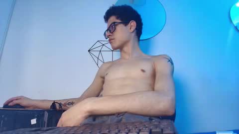 Snapshot of wolfan_sky chatting on 10.21.25 W O L F online show from 10.21.25