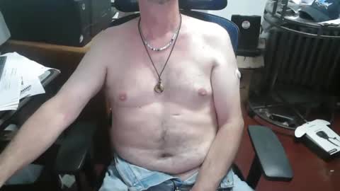 Snapshot of woodworker6473 chatting on 10.04.25 woodworker6473 online show from 10.04.25