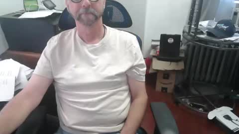 Snapshot of woodworker6473 chatting on 10.06.25 woodworker6473 online show from 10.06.25