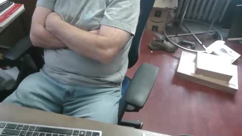 Snapshot of woodworker6473 chatting on 11.26.25 woodworker6473 online show from 11.26.25