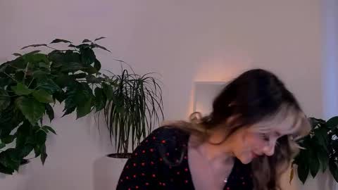 Snapshot of worldsbaby chatting on 09.25.25 worldsbaby online show from 09.25.25