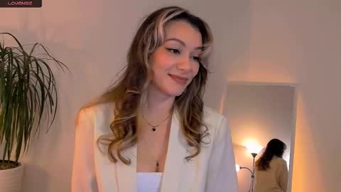 Snapshot of worldsbaby chatting on 10.17.25 worldsbaby online show from 10.17.25