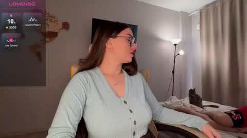 Snapshot of wwow_meow chatting on 10.11.25 Eric and Christine 3 online show from 10.11.25