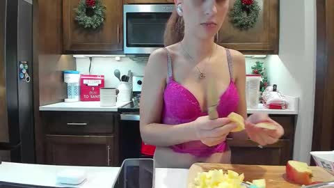 Snapshot of x_buttercup_x chatting on 12.04.25 x_buttercup_x online show from 12.04.25