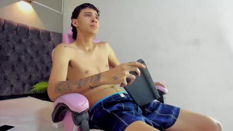 Snapshot of xander_owen2 chatting on 12.23.25 XANDER online show from 12.23.25