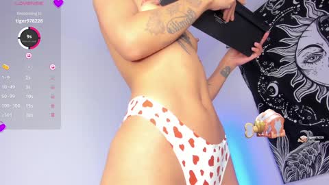 Snapshot of xemily_hardy chatting on 12.06.24 Kanae. online show from 12.06.24